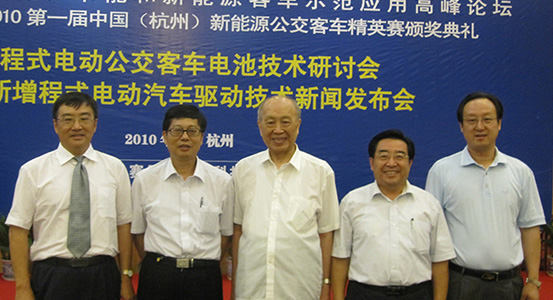 集團(tuán)董事長(zhǎng)、總裁程清豐在參加中國(guó)節(jié)能和新能源客車(chē)示范應(yīng)用高峰論壇期間與行業(yè)專(zhuān)家和合作伙伴合影